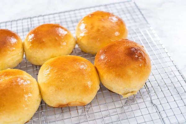 Panini Brioche Appena Sfornati Uno Scaffale Raffreddamento Della Cucina — Foto Stock