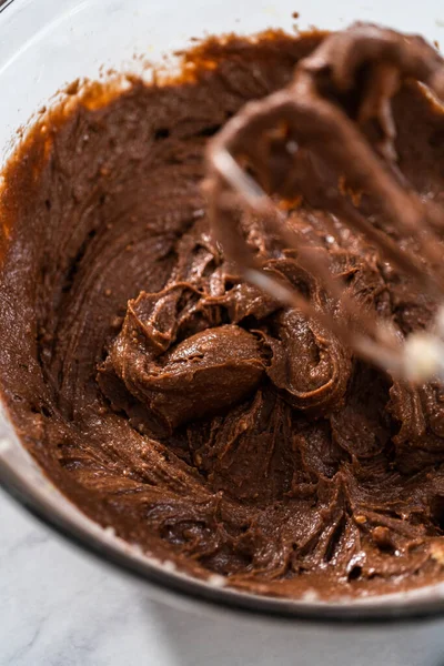 Mengen Van Ingrediënten Een Grote Glazen Mengkom Rode Fluwelen Bundelcake — Stockfoto