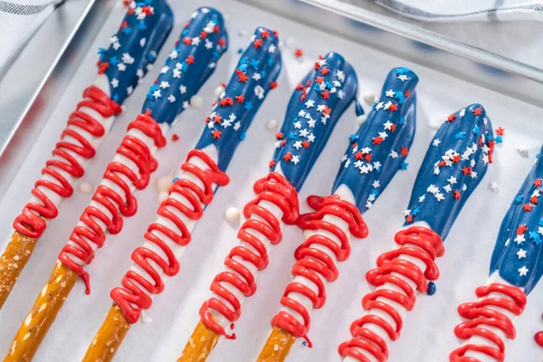 Barras Pretzel Cobertas Chocolate Caseiro Decoradas Como Bandeira Americana Secando — Fotografia de Stock