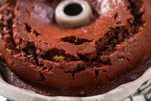 Refroidissement Gâteau Bundt Velours Rouge Fraîchement Cuit Sur Comptoir Cuisine — Photo