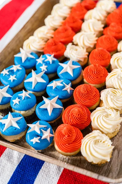 Arranging Mini Vanilla Cupcakes Shape American Flag — стоковое фото