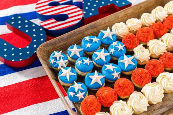 Arranging Mini Vanilla Cupcakes Shape American Flag — Φωτογραφία Αρχείου