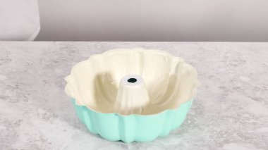 Adım adım. Bitkisel kısaltmalı yağlı kek tavası ve Funfettti Bundt keki pişirmek için un..