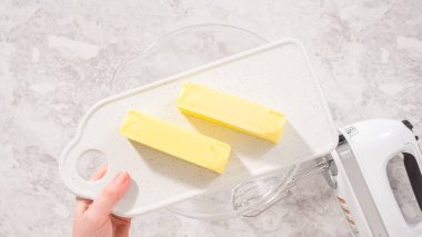 Düz yatıyordu. Adım adım. Fünyeli kek pişirmek için karıştırma kabındaki malzemeleri karıştırıyorum..