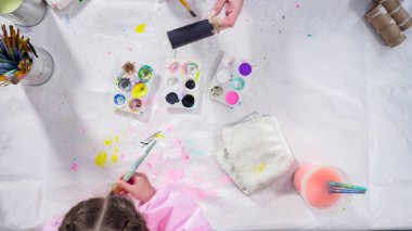 Düz yatıyordu. Çocuk kâğıtları. Kağıt hataları yaratmak için boş tuvalet kağıtlarını akrilik boyayla boyamak..