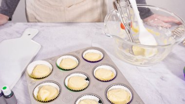 Adım adım. Vanilyalı Mardi Gras keki pişirmek için kek hamurunu folyoya batırıyorum..