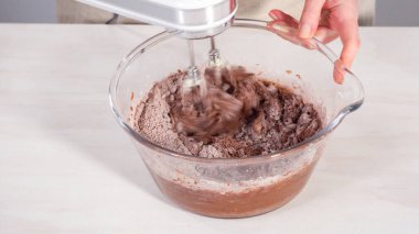 Adım adım. Çikolatalı kekle çikolatalı keki karıştırmak için bardaktaki malzemeleri karıştırıyorum..