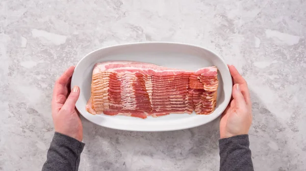 Ett Platt Ligg Steg För Steg Okokta Baconremsor Stor Vit — Stockfoto