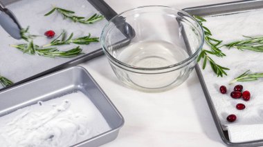 Adım adım. Çikolatalı keki çikolatalı şekerle süslemek için taze yaban mersini ve biberiyeyle kaplı..