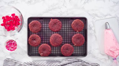 Düz yatıyordu. Adım adım. Kırmızı kadife keklerin üzerine İtalyan tereyağlı krema dökerek..