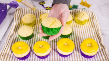 Adım adım. Mardi Gras kutlaması için kremalı İtalyan kremalı vanilyalı kek..