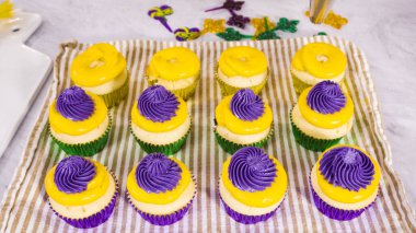 Adım adım. Mardi Gras kutlaması için kremalı İtalyan kremalı vanilyalı kek..