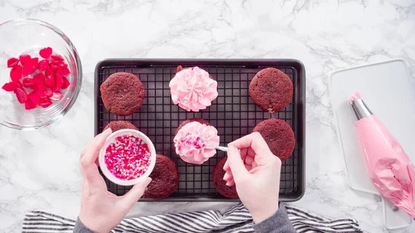 Lapos Fekvés Lépésről Lépésre Díszítő Piros Bársony Cupcakes Csokoládé Piros — Stock Fotó