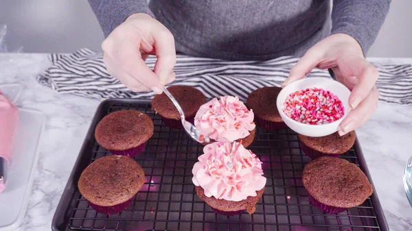 Lépésről Lépésre Díszítő Piros Bársony Cupcakes Csokoládé Piros Szívek Csókok — Stock Fotó