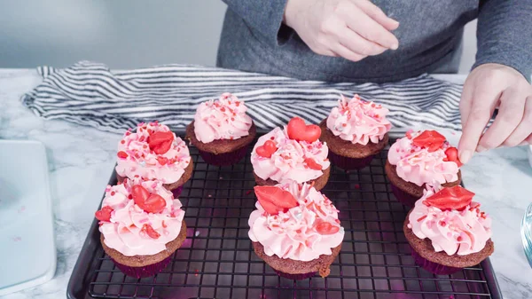 Passo Passo Decorar Cupcakes Veludo Vermelho Com Chocolate Corações Vermelhos — Fotografia de Stock