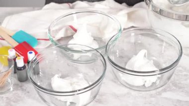Zaman aşımı. Adım adım. Tek boynuzlu at merengi pişirmek için besin renklerine karışmak kurabiyeleri patlatır..