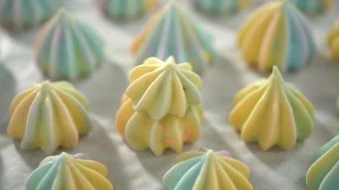 Adım adım. Taze pişmiş tek boynuzlu at meringue kurabiyeleri ve bir parşömen kâğıdı..