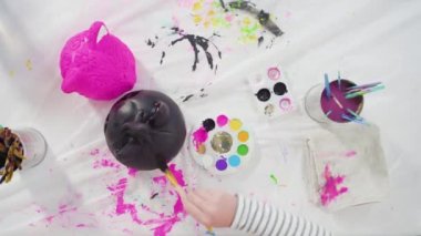 Zaman aşımı. Düz yatıyordu. Cadılar Bayramı için akrilik boyalı balkabağı boyama.