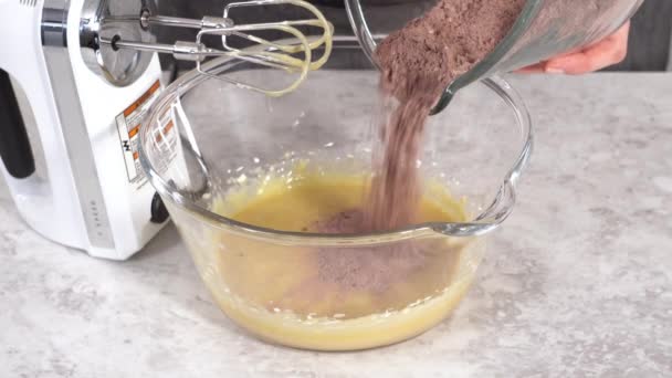 Misturando Ingredientes Para Assar Cupcakes Chocolate Unicórnio Arco Íris — Vídeo de Stock