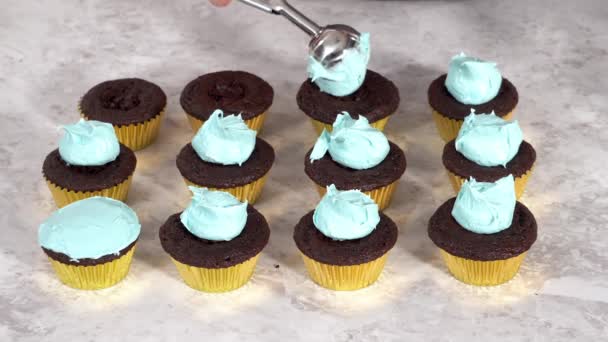 Decoración Cupcakes Chocolate Con Glaseado Crema Mantequilla Dulces Arco Iris — Vídeos de Stock