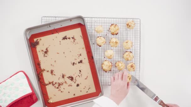 Lapos Fekvés Frissen Sült Kókuszos Sütik Hűtése Konyhai Szárítóállványon — Stock videók