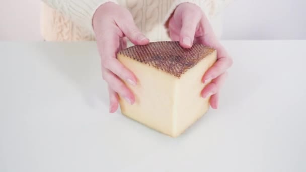 Beyaz Arka Planda Büyük Bir Dilim Gurme Peyniri — Stok video
