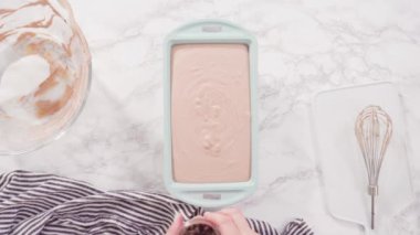 Düz yatıyordu. Adım adım. Ev yapımı çikolatalı dondurma ve çikolata parçacıkları..