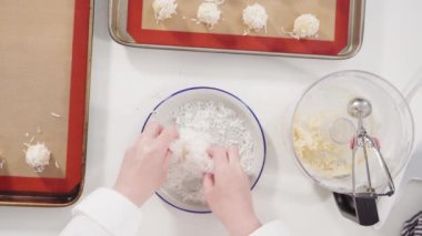 Düz yatıyordu. Hindistan cevizli kurabiye pişirmek için kurabiye hamurunu kabartmak..