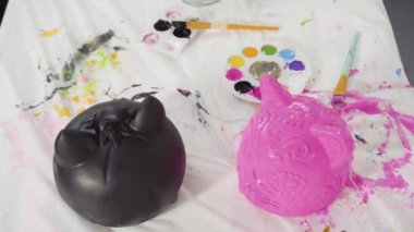 Cadılar Bayramı için akrilik boyalı balkabağı boyama.