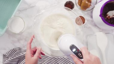 Düz yatıyordu. Adım adım. El yapımı mutfak mikserinde ev yapımı çikolatalı dondurma hazırlıyorum..