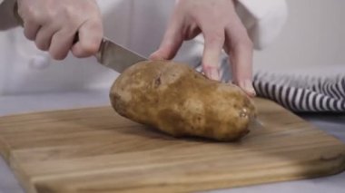 Zaman aşımı. Adım adım. Fırında pişirmek için zeytinyağı ve baharatla patates dilimliyorum..