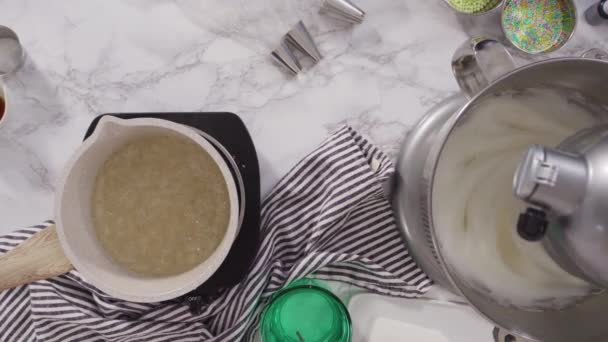 Pose Plate Sucre Caramélisant Dans Une Casserole Pour Glaçage Crème — Video