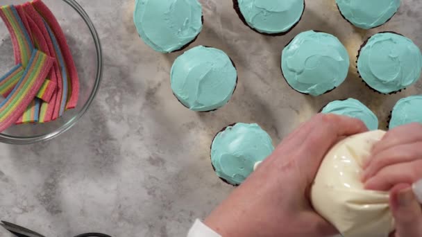 Acostado Decoración Cupcakes Chocolate Con Glaseado Crema Mantequilla Dulces Arco — Vídeo de stock
