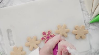 Zaman aşımı. Düz yatıyordu. - Adım adım. Buzlu Noel ağacı şekilli şeker kurabiyeleri ve yeşil kraliyet kreması..