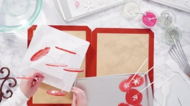 Zaman aşımı. Düz yatıyordu. Adım adım. Ev yapımı lolipopları şekerli kar taneleriyle lolipop standına yerleştiriyorum..