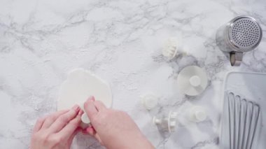 Düz yatıyordu. Adım adım. Beyaz fondantımızı mermer tezgahta yuvarlıyoruz..