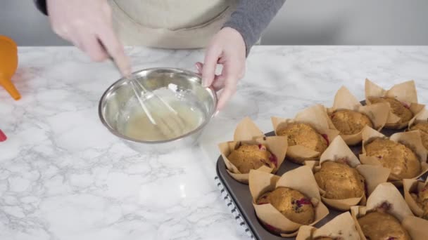 Waktu Berlalu Langkah Demi Langkah Mengkilap Muffin Cranberry Dengan Glasir — Stok Video