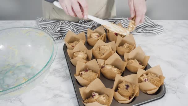 Paso Paso Sacando Masa Muffins Tulipán Con Cucharada Mezcla Para — Vídeo de stock