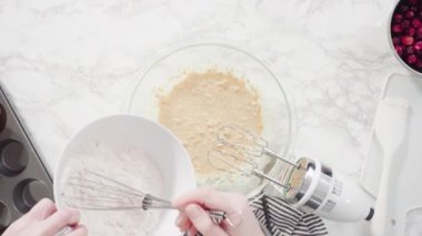 Düz yatıyordu. Adım adım. Kızılcık keki pişirmek için karışımı karıştırıyorum..