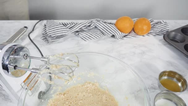 Passo Passo Misturando Ingredientes Uma Tigela Mistura Para Assar Muffins — Vídeo de Stock