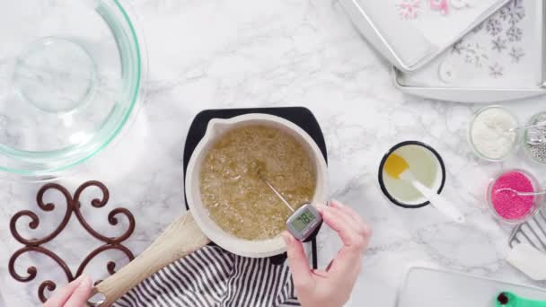 Acostado Paso Paso Azúcar Caramelizante Una Olla Pequeña Sobre Pequeña — Vídeos de Stock