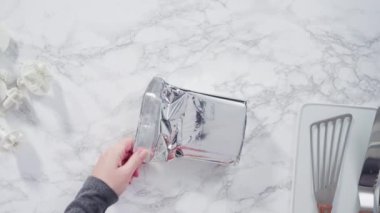Düz yatıyordu. Adım adım. Beyaz fondantımızı mermer tezgahta yuvarlıyoruz..