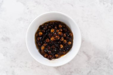 Küçük beyaz bir kasede yeni pişmiş boba incileri..