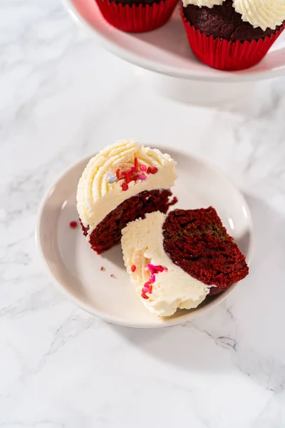 Krájené Červené Sametové Cupcakes Bílou Čokoládou Ganache Polevou Bílém Talíři — Stock fotografie