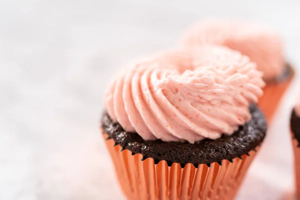 Schokoladen Cupcakes Mit Erdbeer Buttercreme Zuckerguss — Stockfoto