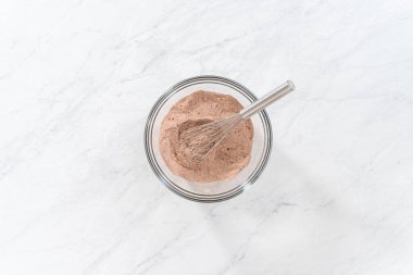 Düz yatıyordu. Çikolatalı kraker pişirmek için karıştırma kabında malzemeleri karıştırıyorum..