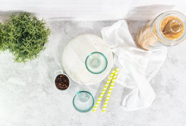 Düz yatıyordu. İçki bardaklarına mango boba smoothie dök..