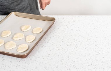 Fransız merdanesiyle yuvarlanan ekmek hamuru naan dippers pişirmek için.