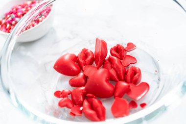 Duymak ve öpmek kırmızı şekerli çikolata kalıpları eritmek.