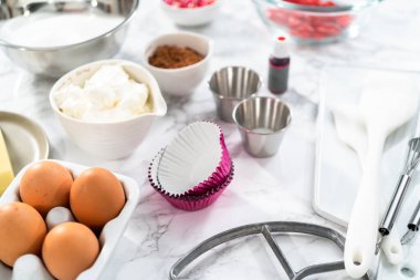 Kırmızı kadife kek pişirmek için gerekli malzemeler..